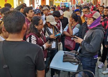 Foto: Jesús Santiago // Desde temprano hubo conflicto entre ambulantes que pelean un espacio de venta en el andador turístico.