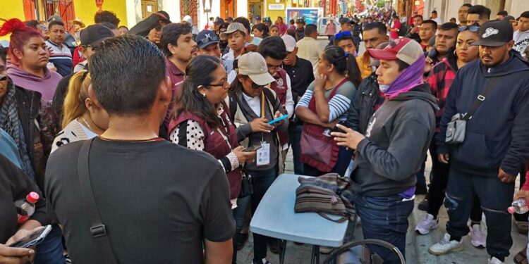 Foto: Jesús Santiago // Desde temprano hubo conflicto entre ambulantes que pelean un espacio de venta en el andador turístico.