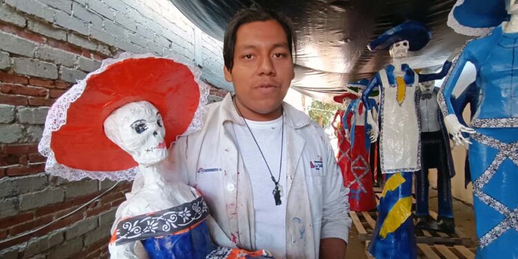 Fotos: Andrés Carrera Pineda // Desde hace más de 10 años, La Casa de la Catrina, del maestro Brandon Antonio Bazán Ramírez, se dedica a la elaboración artesanal de catrinas y catrines con motivo de la festividad por el Día de Muertos.