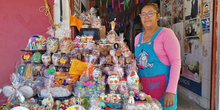 Fotos: Adrián Gaytán // "Ha estado un poquito tranquilo, pero creo que en este fin de semana ya nos componemos": Diana Mabel Calvo Rendón, comerciante.