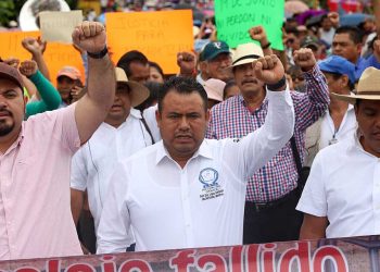 Docentes de la Sección 22 incumplen con la Ley General del Sistema para la Carrera de las Maestras y los Maestros al dobletear salarios como autoridades municipales.