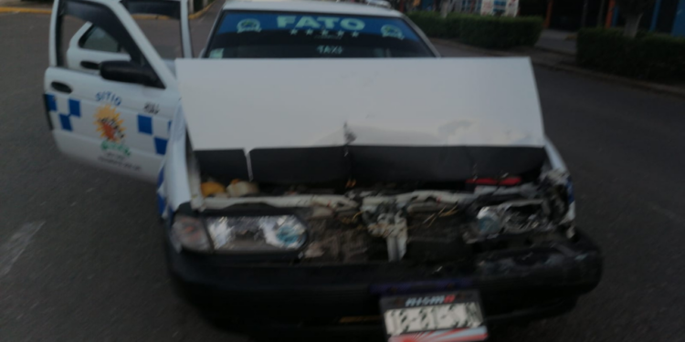 Choque de taxi deja daños materiales