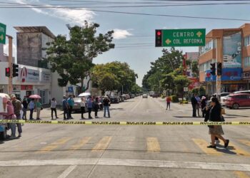 Foto: Jesús Santiago // Dos horas se cerró el tránsito vehicular en la Fuente de las 8 regiones por protestas de trabajadores de la salud.