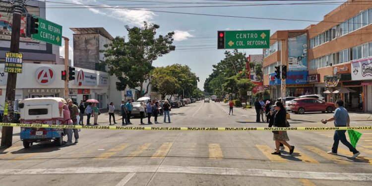 Foto: Jesús Santiago // Dos horas se cerró el tránsito vehicular en la Fuente de las 8 regiones por protestas de trabajadores de la salud.