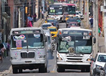 Foto: Adrián Gaytán // Dos unidades “echando carreras” disputando el pasaje en las estrechas calles de Oaxaca.