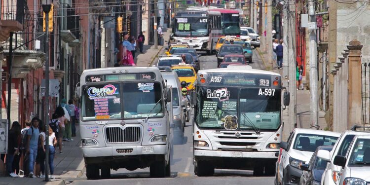 Foto: Adrián Gaytán // Dos unidades “echando carreras” disputando el pasaje en las estrechas calles de Oaxaca.