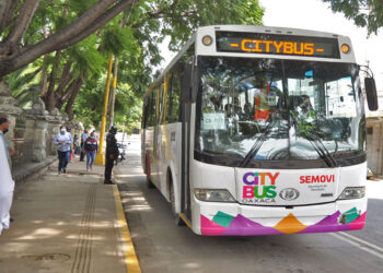 Foto: Luis Alberto Cruz // El Citybus en Oaxaca mantiene una tarifa de 8 pesos; personas con discapacidad viajan gratis; estudiantes y adultos mayores tienen una tarifa preferencial.