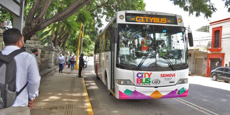 Foto: Luis Alberto Cruz // El Citybus en Oaxaca mantiene una tarifa de 8 pesos; personas con discapacidad viajan gratis; estudiantes y adultos mayores tienen una tarifa preferencial.