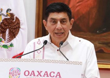 Foto: Adrián Gaytán // El gobernador Salomón Jara Cruz anuncia apoyos para damnificados por John.