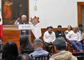 Foto: Luis Alberto Cruz // El gobernador Salomón Jara Cruz y el secretario de las Infraestructuras y Comunicaciones, Netzahualcóyotl Salvatierra, anuncian fecha de apertura del Parque Primavera.