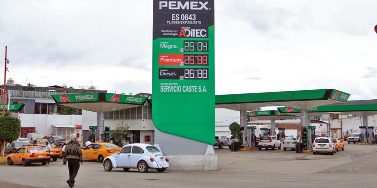 Foto: Adrián Gaytán // El litro de la gasolina ‘verde’ rebasa los 25 pesos en Oaxaca.