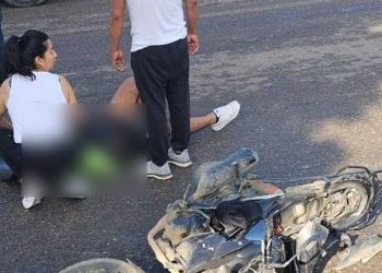El motociclista fue auxiliado por automovilistas y peatones.