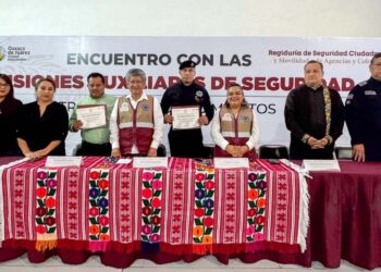 Foto: cortesía // El presidente municipal de Oaxaca de Juárez, Francisco Martínez Neri, entregó Certificados Únicos Policiales a elementos de la policía municipal.