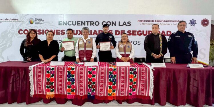 Foto: cortesía // El presidente municipal de Oaxaca de Juárez, Francisco Martínez Neri, entregó Certificados Únicos Policiales a elementos de la policía municipal.