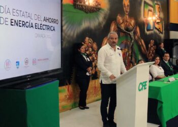 Foto: Adrián Gaytán // El rector de la UABJO, Cristian Carreño López, participa en la ceremonia por el Día Estatal del Ahorro de Energía.