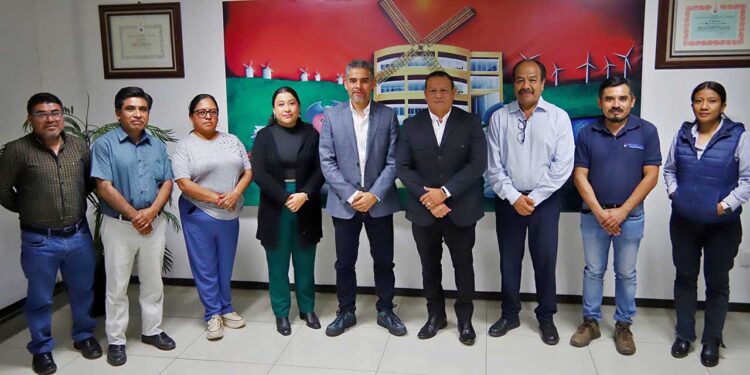 Foto: Luis Alberto Cruz // El titular del Centro de Conciliación Laboral del Estado de Oaxaca, Víctor Quiroz Arellanes, con directivos, reporteras y reporteros de IMPARCIAL.