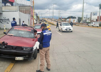 Foto: cortesía // En operativo de la Policía Vial Estatal y Municipal, retiran polarizado y otros aditamentos en a 12 taxis foráneos.