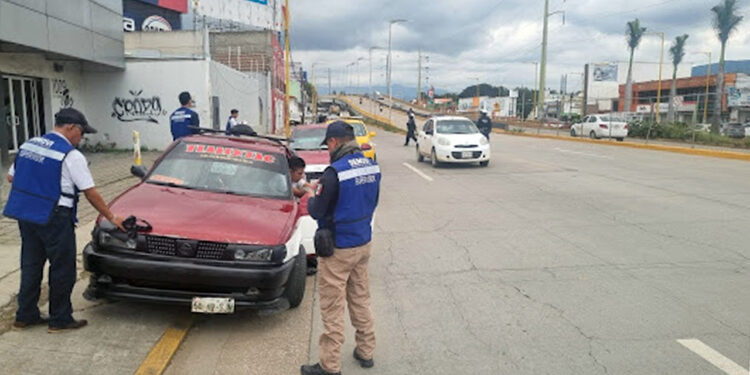 Foto: cortesía // En operativo de la Policía Vial Estatal y Municipal, retiran polarizado y otros aditamentos en a 12 taxis foráneos.