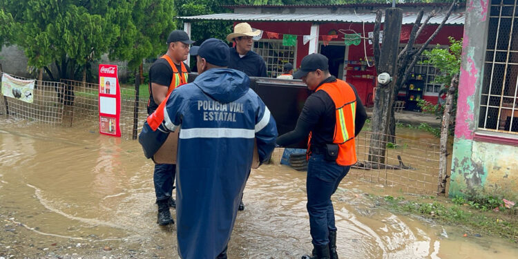 Evacuan a habitantes tras desbordamiento del arroyo San Jacinto en Tuxtepec