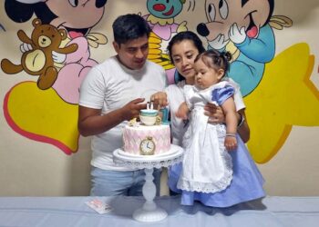 Fotos: Rubén Morales // Edher y Nadia en el momento de apagar la velita del pastel.
