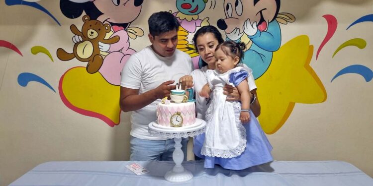 Fotos: Rubén Morales // Edher y Nadia en el momento de apagar la velita del pastel.