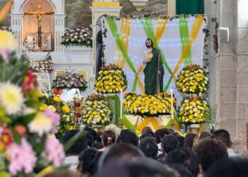 Fotos: Álvaro Cuitláhuac López // San Judas Tadeo, el santo de las causas difíciles colmado de flores en su nicho.