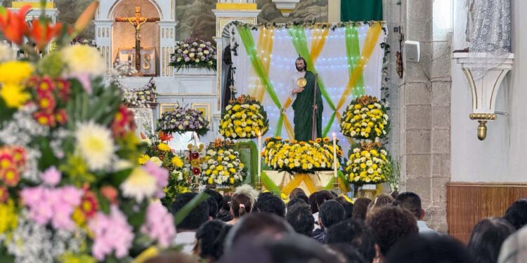 Fotos: Álvaro Cuitláhuac López // San Judas Tadeo, el santo de las causas difíciles colmado de flores en su nicho.