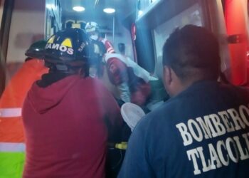 El conductor fue trasladado en código rojo a un hospital particular San Antonio de Tlacolula.