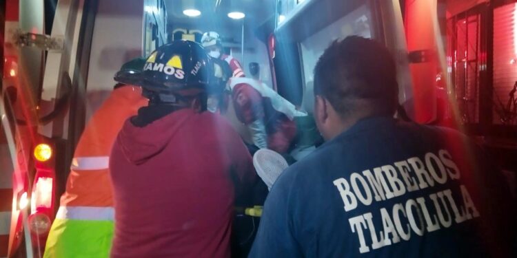 El conductor fue trasladado en código rojo a un hospital particular San Antonio de Tlacolula.