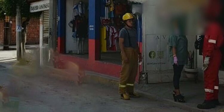 El cortocircuito ocurrió en un poste ubicado en la calle de Morelos esquina con Bartolomé de las Casas.