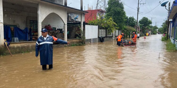 Foto: Gobierno de Oaxaca // El desbordamiento de las aguas obligó a evacuar a varias colonias de San Juan Bautista, Tuxtepec.