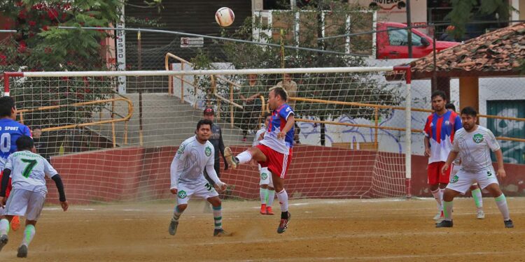 Fotos: Leobardo García Reyes // El duelo de la cuarta fecha se celebró en el campo de Santa Lucía del Camino.