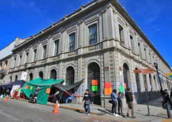 Foto: Adrián Gaytán // El edificio central del Monte de Piedad del Estado de Oaxaca que mantiene cerrado por protesta de trabajadores.