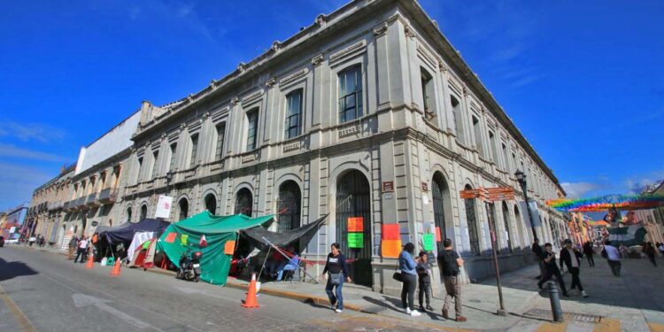 Foto: Adrián Gaytán // El edificio central del Monte de Piedad del Estado de Oaxaca que mantiene cerrado por protesta de trabajadores.