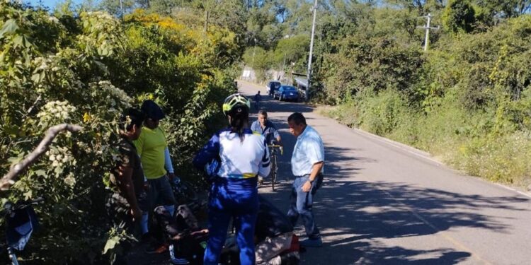 Se accidenta edil en bicicleta