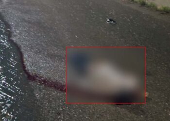 El hombre cayó de su unidad boca abajo sobre el pavimento.