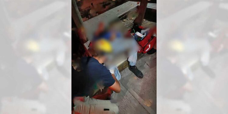 El joven de 26 años de edad, trabajador de una taquería, resultó con diferentes lesiones.