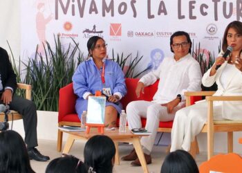 Fotos: Adrián Gaytán // El libro fue presentado como parte de las actividades de la Feria Internacional del Libro de Oaxaca.