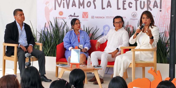 Fotos: Adrián Gaytán // El libro fue presentado como parte de las actividades de la Feria Internacional del Libro de Oaxaca.