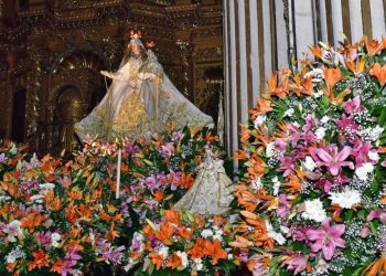 Foto: Rubén Morales // El nicho de la Virgen del Rosario rodeado de Flores.