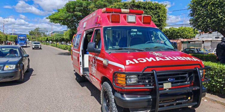 Atropella a policía