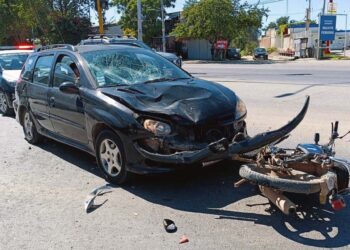 El percance involucró a una moto Italika y un automóvil Peugeot.