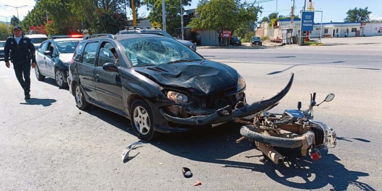 El percance involucró a una moto Italika y un automóvil Peugeot.