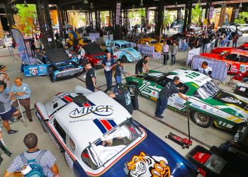 Fotos: Leobardo García Reyes // Cientos de personas acudieron al CCCO para ver de cerca los automóviles.