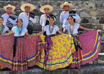 El taller de danza folclórica está enfocado a que los jóvenes puedan aprender los siete sones del jarabe mixteco.