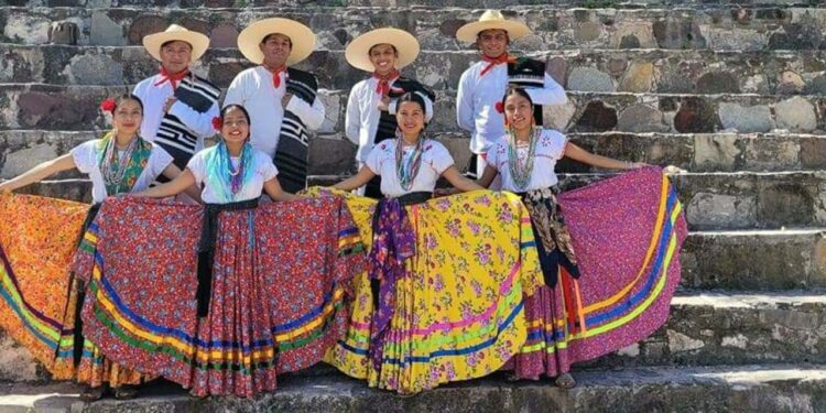 El taller de danza folclórica está enfocado a que los jóvenes puedan aprender los siete sones del jarabe mixteco.