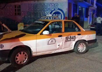 El taxi conducido por un chofer de 62 años de edad presentaba daños del lado del conductor.