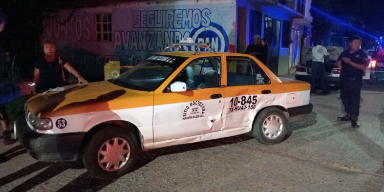 El taxi conducido por un chofer de 62 años de edad presentaba daños del lado del conductor.
