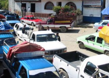 El tránsito vehicular se vuelve un caos ante el aumento de vehículos en el municipio.