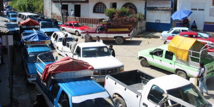 El tránsito vehicular se vuelve un caos ante el aumento de vehículos en el municipio.